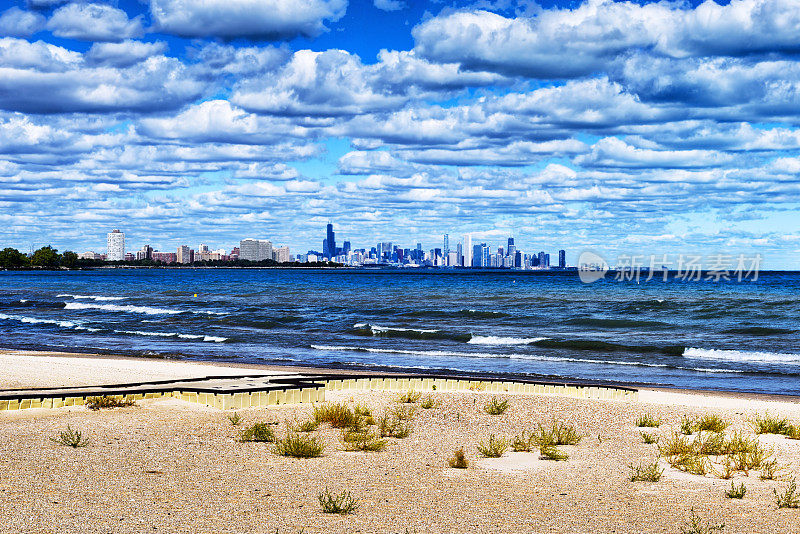 从芝加哥彩虹海滩眺望城市天际线