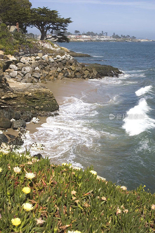 沿着海岸线的海浪、海滩和岩石。