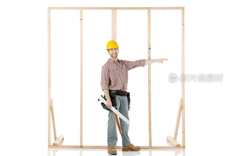 木匠站在木架前