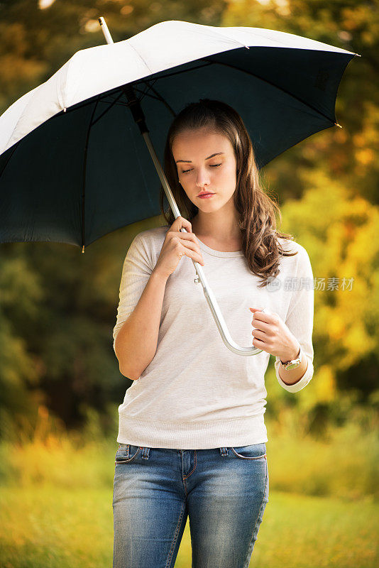 年轻女子撑伞
