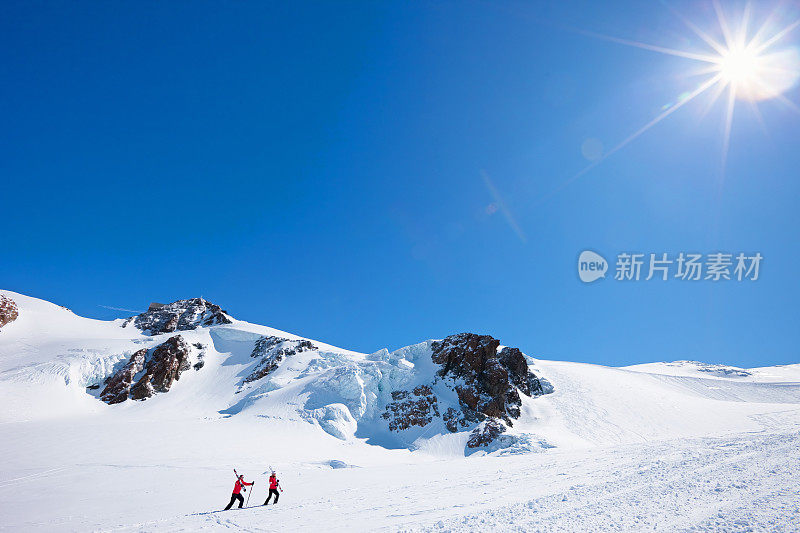 一对夫妇-在白雪覆盖的阿尔卑斯山滑雪的男人和女人