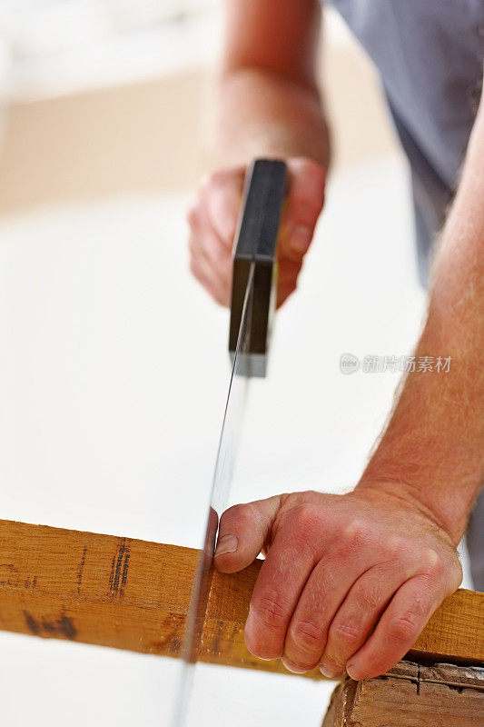 男木匠的手切割木板