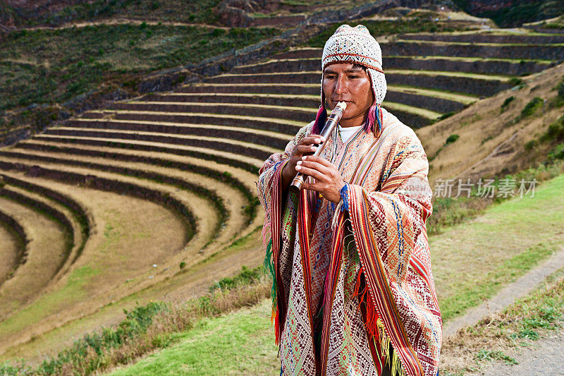 一个吹长笛的秘鲁人，印加遗址，皮萨克
