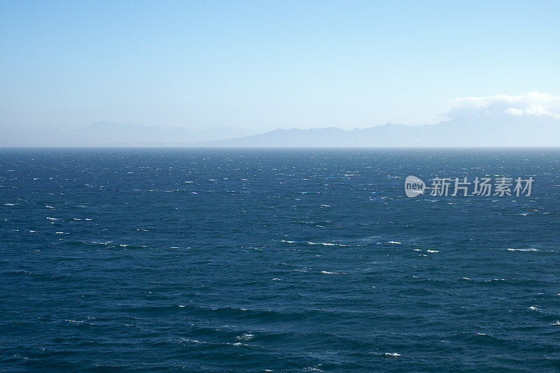 以直布罗陀海峡、摩洛哥海岸线为背景。