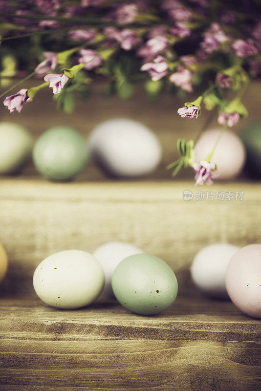 复活节彩蛋和乡村布置的花