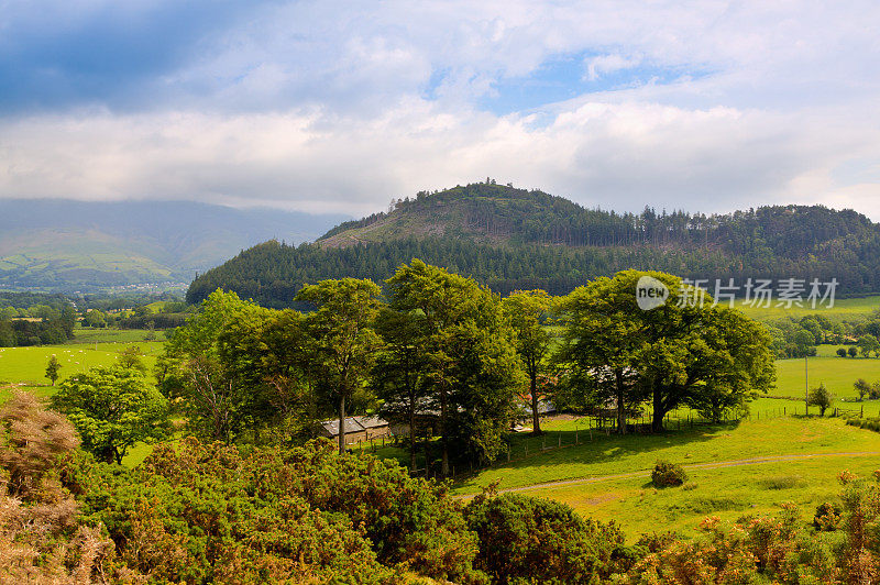 风景与山脉和草地，湖区，英格兰。