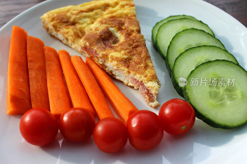 西班牙玉米饼，健康的午餐，生的沙拉蔬菜