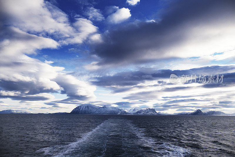 在挪威美丽的维斯特尔群岛上巡航
