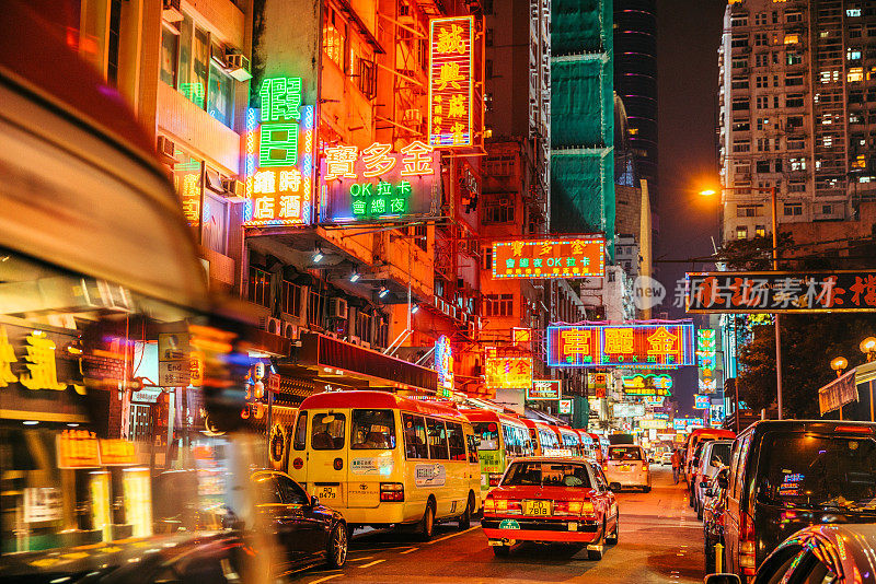 霓虹招牌的香港街景