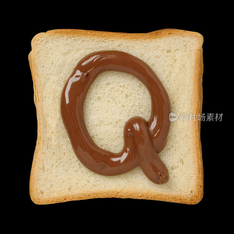 巧克力字母Q在锡面包片，黑色背景