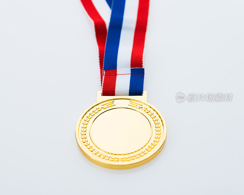 单枚金牌孤立在白色背景上