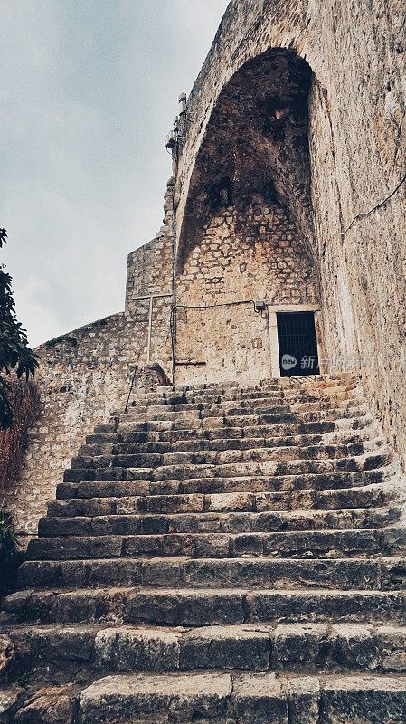 中世纪杜布罗夫尼克古城，克罗地亚地标建筑楼梯拱门