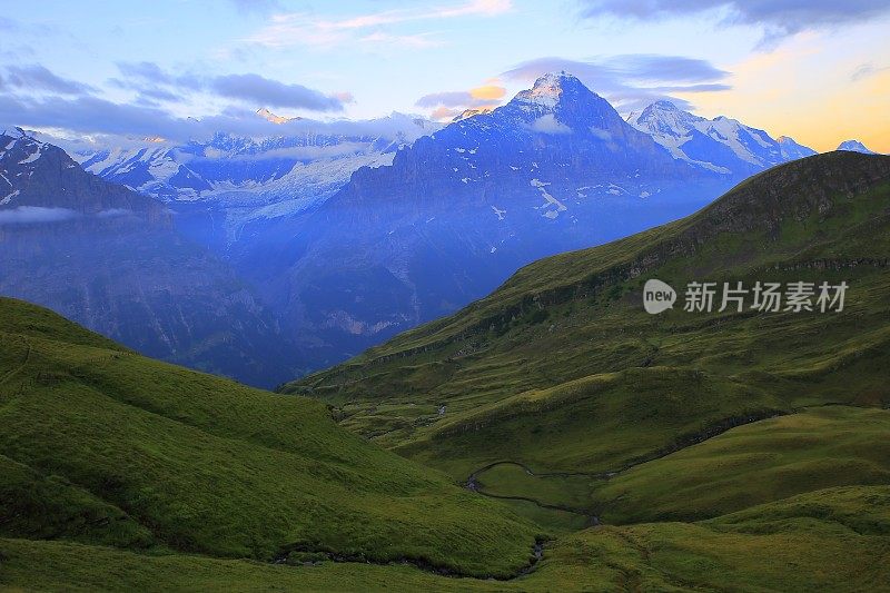 第一个瑞士阿尔卑斯山:艾格，格林德沃上方的高山草甸，壮观的日出