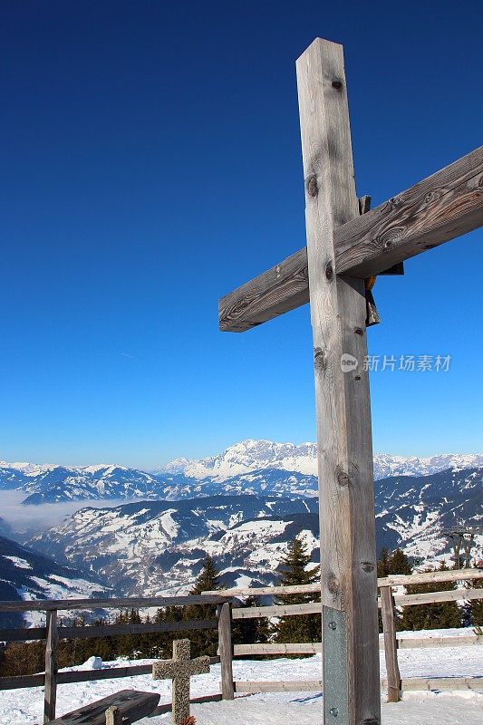 在格里山顶的纪念十字架?enkareck、奥地利