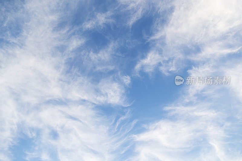 蓝天上的缕缕卷云