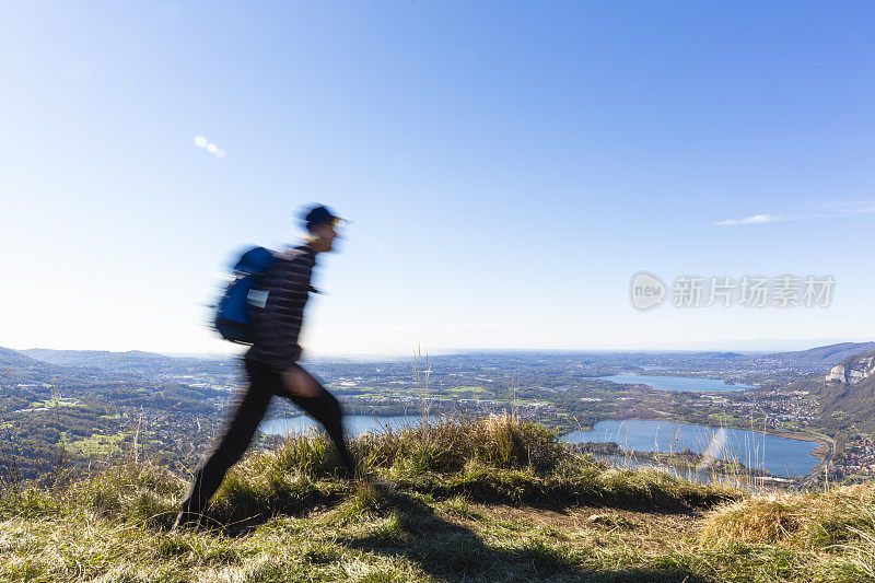 在山顶小径上行走的徒步旅行者