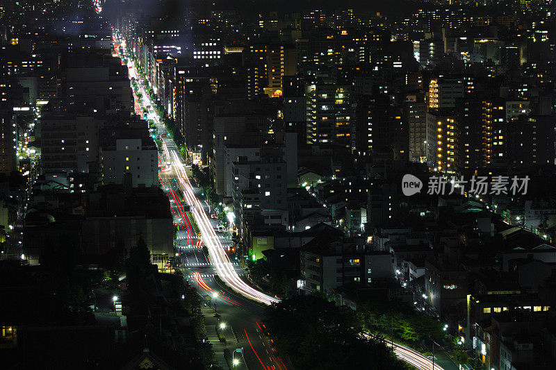 人们在夜间在日本京都的街道上旅行