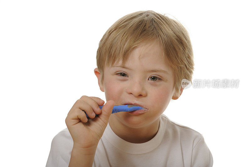患有唐氏综合症的男孩刷牙