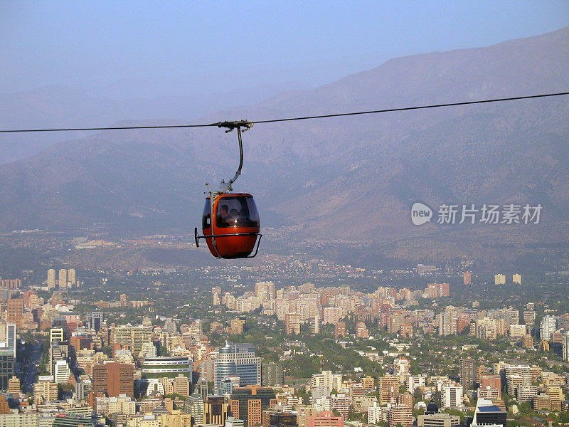 红色电缆升降机在智利圣地亚哥