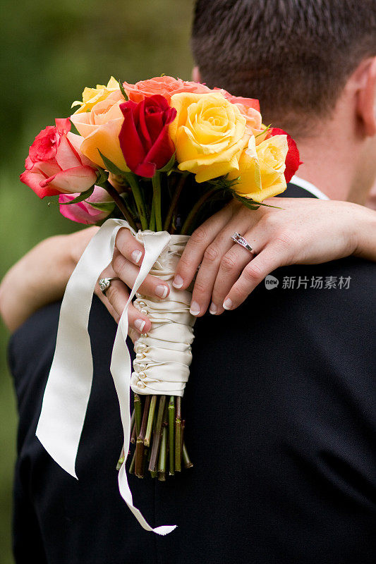 几个拥抱,新娘手捧一束玫瑰，举行婚礼