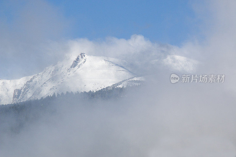 雪后的派克峰和云