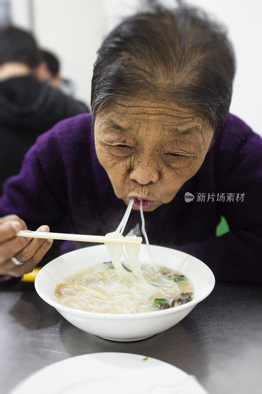 我奶奶吃午饭的时候