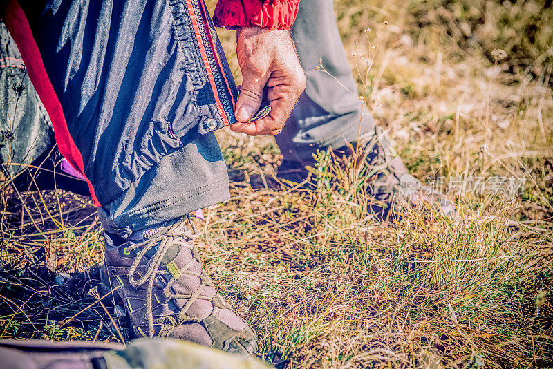 年长白种人滑翔伞穿上防护服，阿尔卑斯山，欧洲