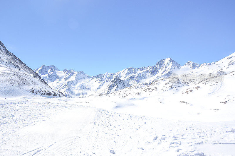 senales冰川上的雪山山峰