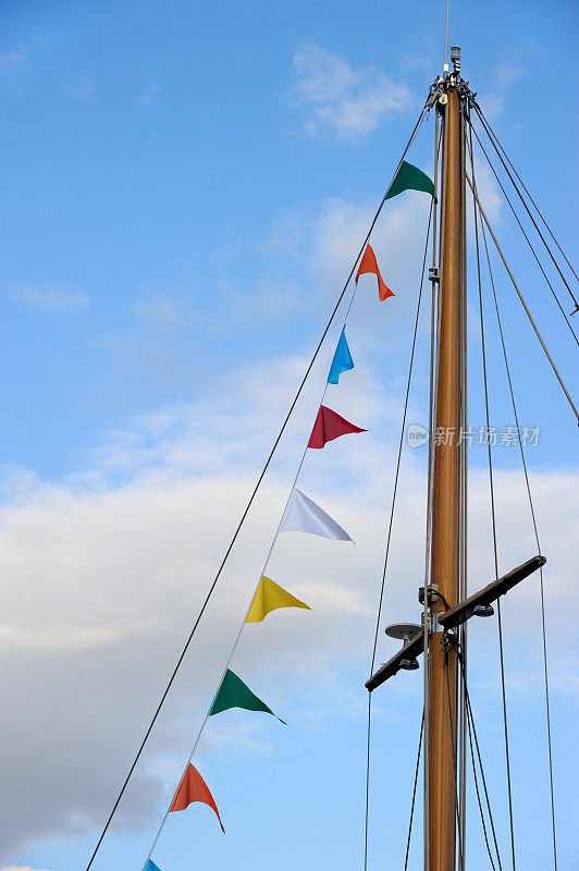 桅杆和彩旗