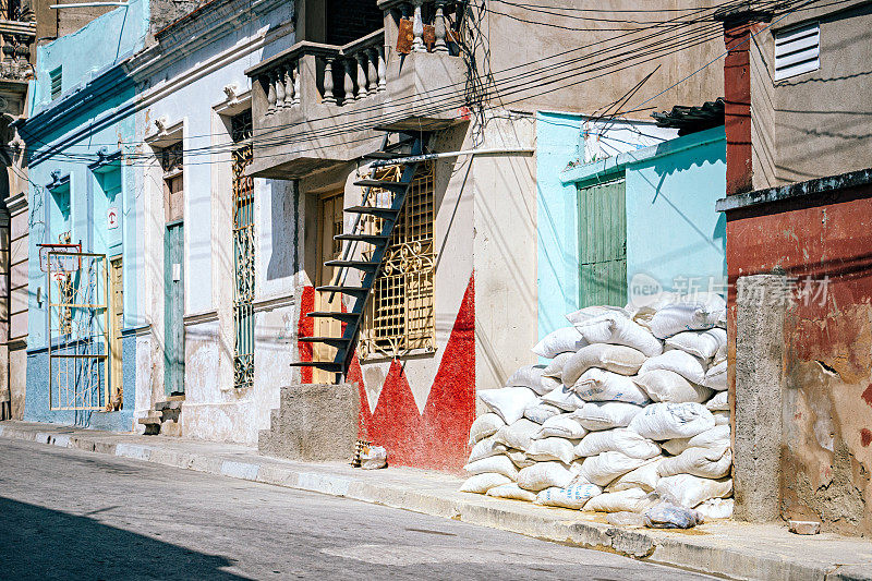 古巴圣地亚哥的公寓街