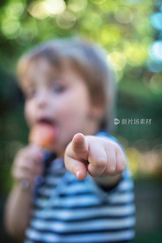 孩子用手指着