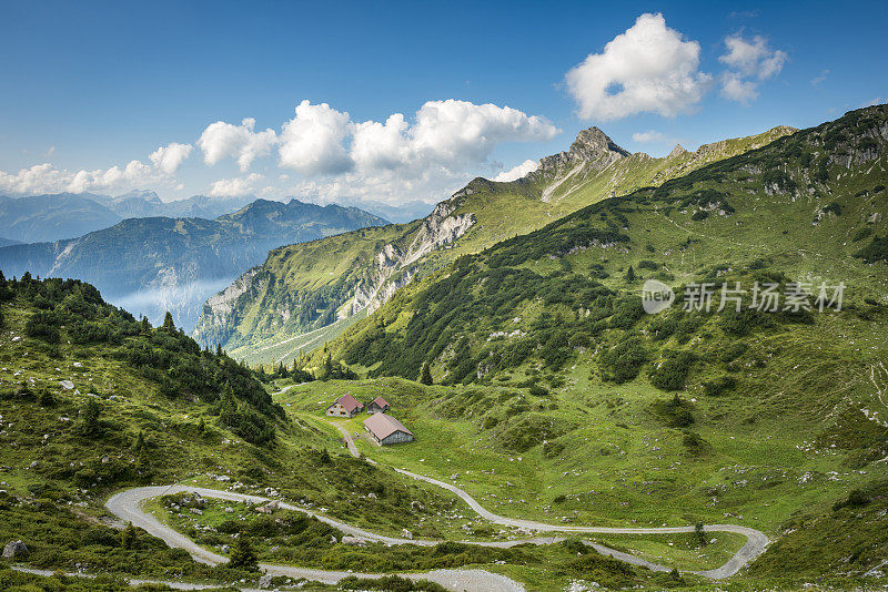 风景优美，有曲曲折折的乡村山路通往山峦