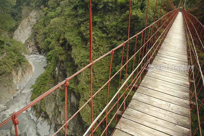 红吊桥和河