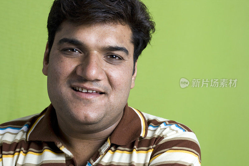 快乐的印度年轻男性成年人