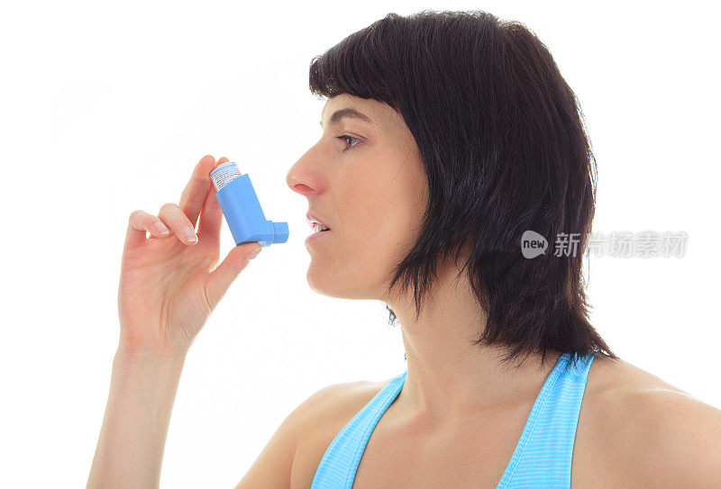 服用哮喘吸入器的女人