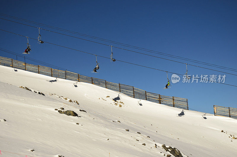 乘坐滑雪缆车