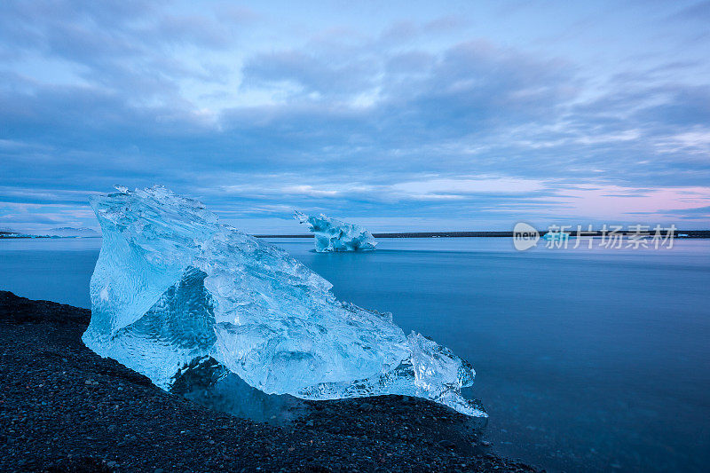 冰岛Jokulsarlon海滩上的冰山