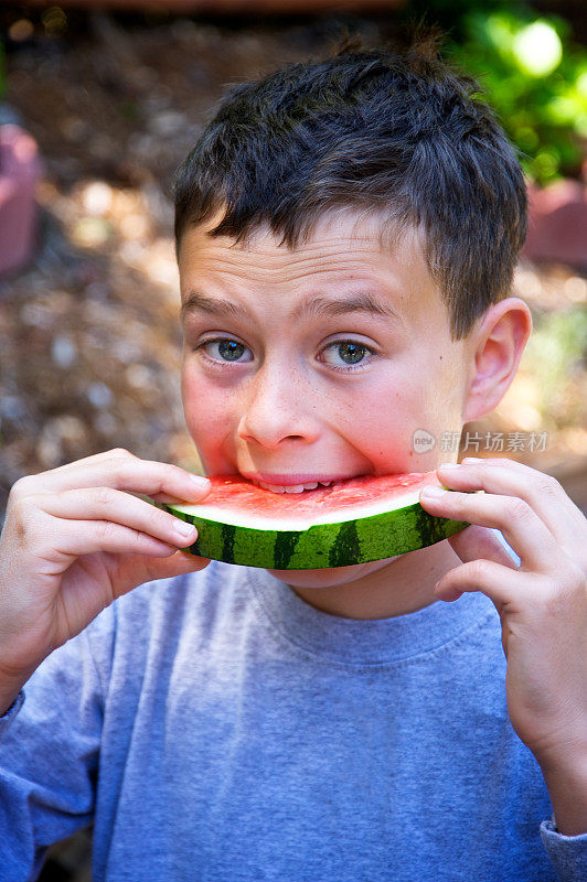 男孩吃西瓜