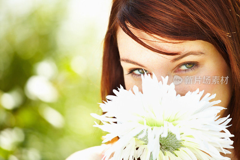 欣赏花香的漂亮女人