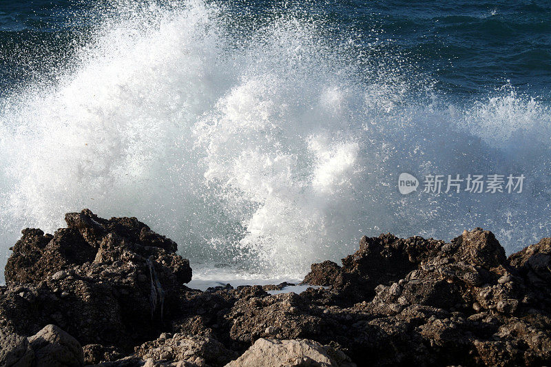 海浪撞击着岩石