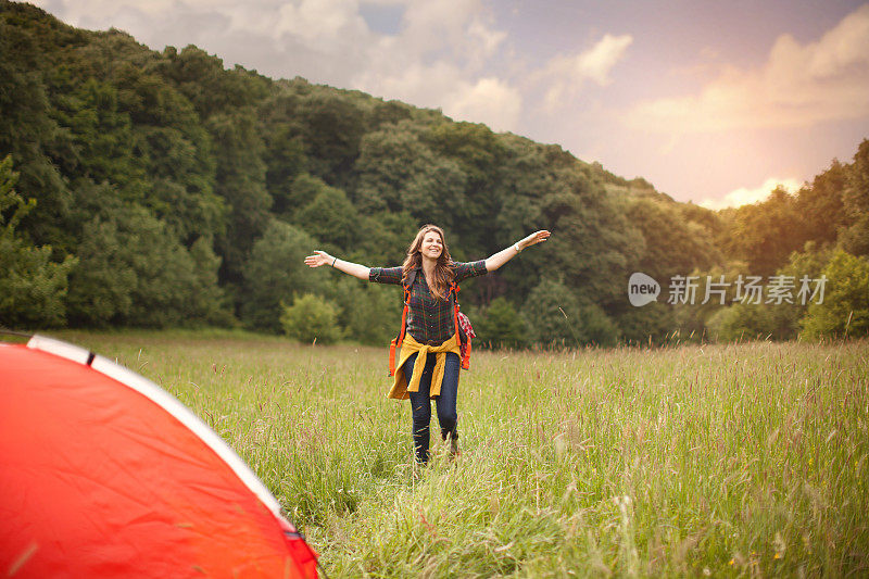 在森林里露营的中年妇女。