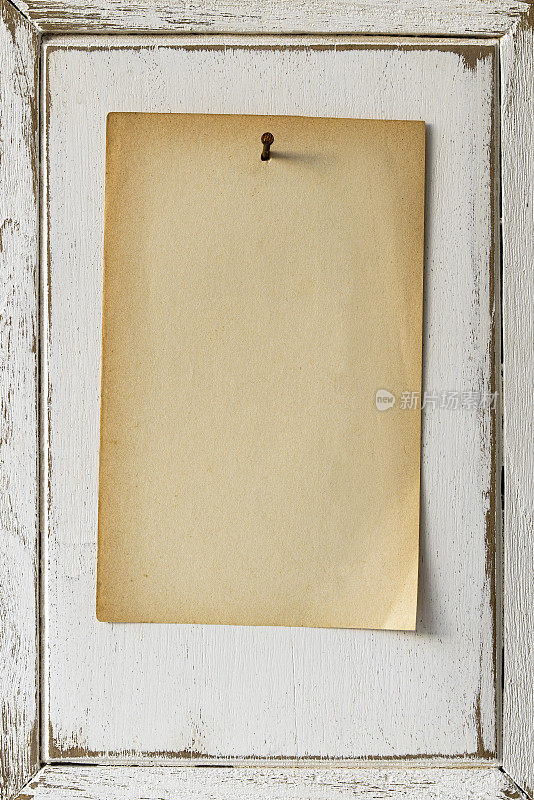 旧纸钉在风化的木头布告板上的旧纸