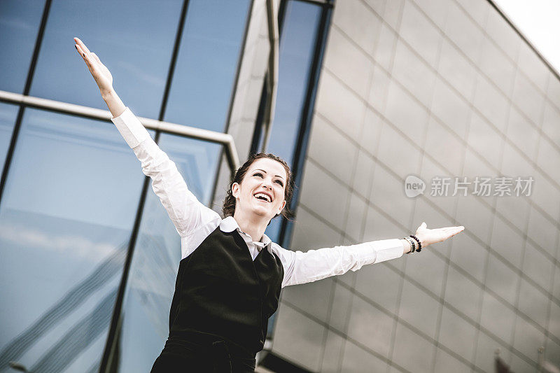 女商人在空中举起手臂