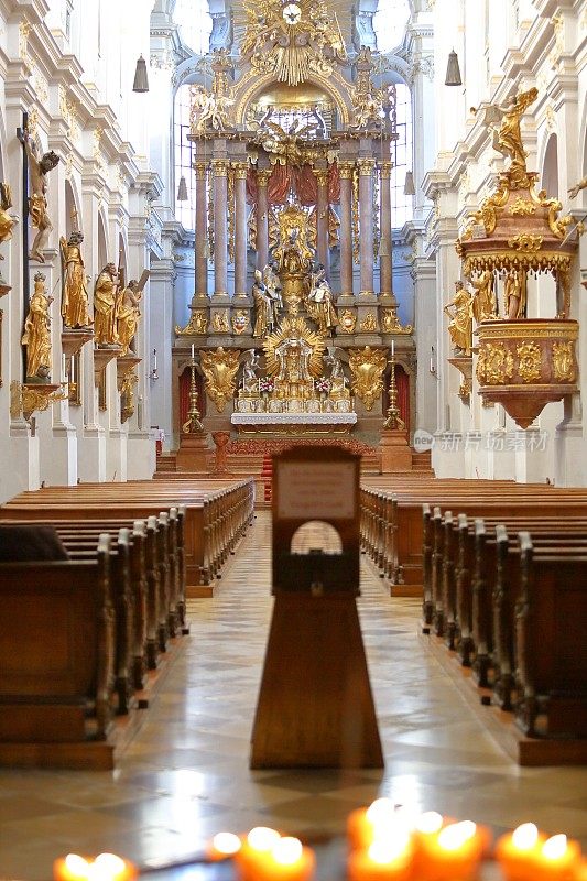 慕尼黑圣彼得教堂内