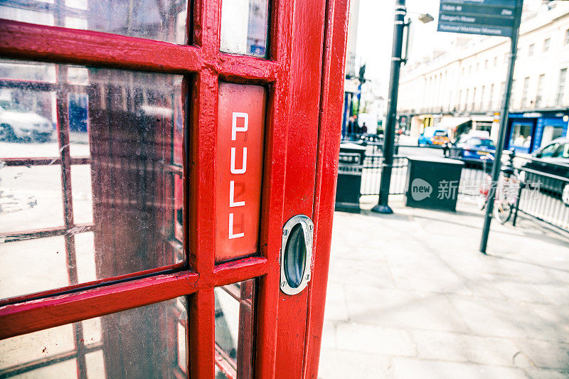 典型的红色伦敦电话亭