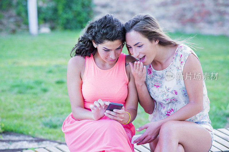 女孩们笑着看短信
