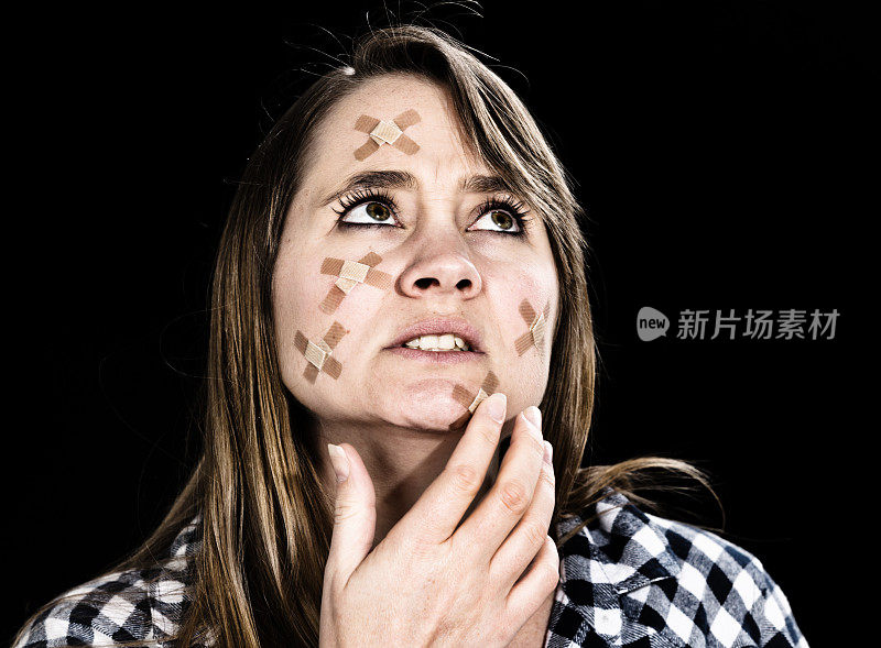 皮肤问题:不开心的女人，脸上缠着绷带
