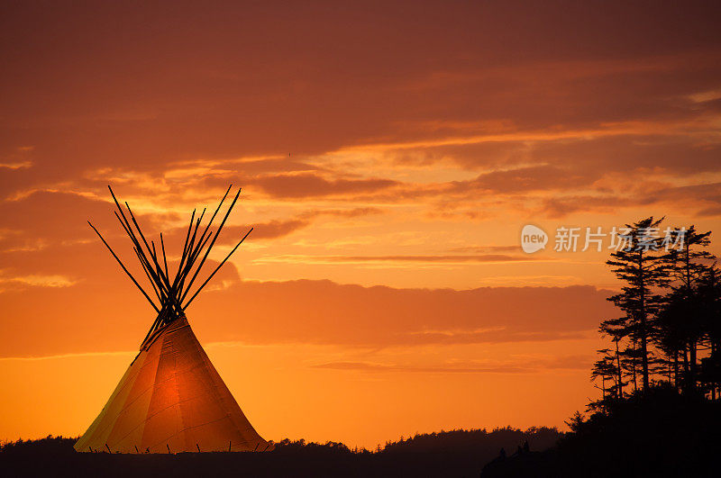 夕阳下的帐篷，金色和橙色的天空