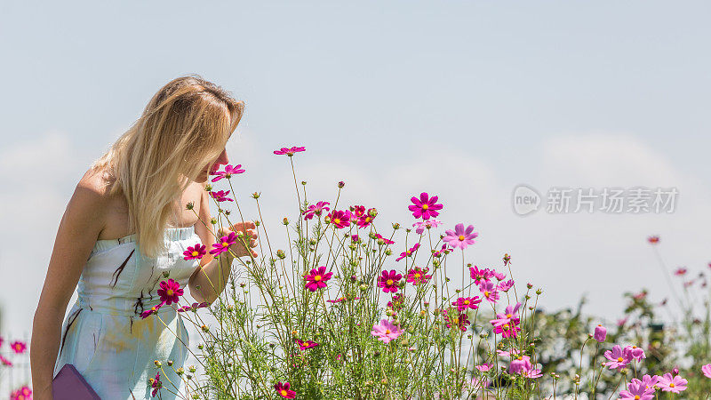 花园里的年轻女子