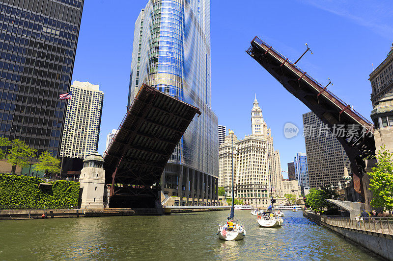 芝加哥河上的帆船